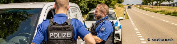 Regionalpolizei bei der Fahrzeugkontrolle