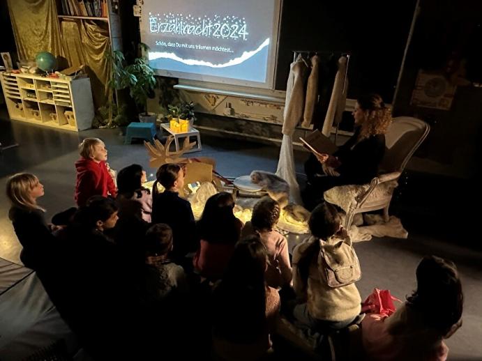 Die Kinder genossen es, in dieser speziellen Atmosphäre den Geschichten zu lauschen.