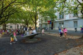 Bild spielende Kinder vor Mädchenschulhaus