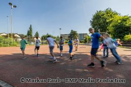 spielende Kinder auf Sportplatz Robersten