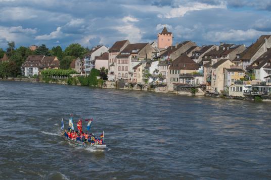 Ein historisches Boot der Hirsebreifahrt 2016 vor der Rheinfelder Altstadtkulisse.