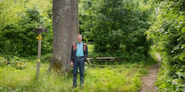 Stadtoberförster Kurt Steck vor der Bundeseiche im Rheinfelder Wald.