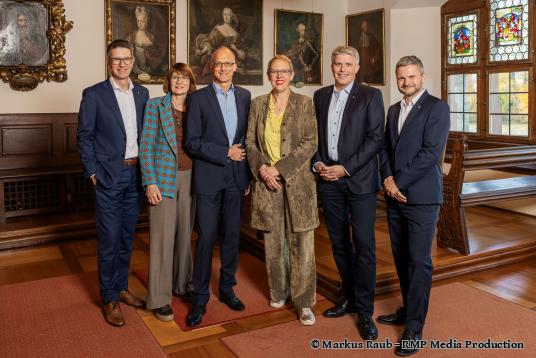 Der neue Stadtrat Rheinfelden (v.l.) mit Stadtschreiber Roger Erdin, Stadträtin Susanna Schlittler (FDP), Stadtrat Dominik Burkhardt (GLP), Stadtpräsidentin Claudia Rohrer (SP), Vizepräsident Benjamin Steiger (parteilos) und Stadtrat Joël Lässer (parteilos).