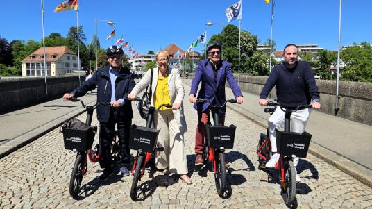 Jean Frey (Gemeindepräsident Kaiseraugst), Claudia Rohrer (Stadtpräsidentin Rheinfelden), Klaus Eberhardt (Oberbürgermeister Rheinfelden Baden) und Markus Bacher (CEO PubliBike) lancieren auf der Rheinbrücke das grenzüberschreitende Bike-Sharing PubliBike Hochrhein.