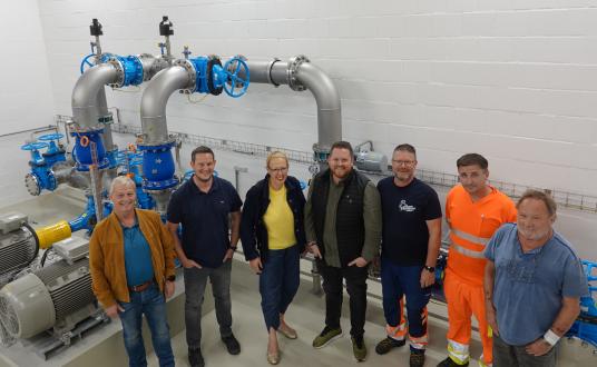 Inbetriebnahme Stufenpumpwerk Riburg: Beat Schöni (Sektionsleiter Tiefbau Rheinfelden), Sascha Peter (Sektionsleiter Aussendienste/Werke Möhlin), Claudia Rohrer (Stadtpräsidentin Rheinfelden), Loris Gerometta (Gemeindeammann Möhlin), Michael Berger (Bereichsleiter Wasserversorgung Möhlin), Riad Gashi (Wasserversorgung Rheinfelden), Thomas Freiermuth (Gemeinderat Möhlin)