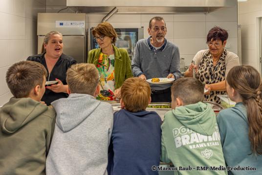 Mittagstisch im Schützenmatt-Schulhaus: Stefanie Corleto (Standortleiterin), Susanna Schlittler (Stadträtin), Daniele Menozzi (Geschäftsführung Tagesstrukturen Rheinfelden) und Kerstin Gottstein (Geschäftsleiterin Tagesstrukturen Rheinfelden) geben den Kindern das Mittagessen aus.