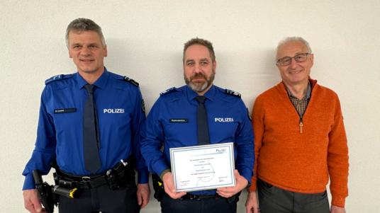 Hansueli Loosli, Leiter der Regionalpolizei unteres Fricktal (links), und Vizeammann Walter Jucker (rechts) gratulieren Leonardo D'Innocente zur Beförderung.
