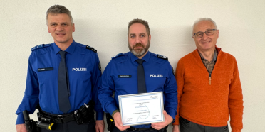 Hansueli Loosli, Leiter der Regionalpolizei unteres Fricktal (links), und Vizeammann Walter Jucker (rechts) gratulieren Leonardo D'Innocente zur Beförderung.