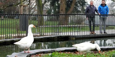 Hans Gloor und Maik Ziegler von der Firma Gersbach,  welche die Gänse zum 70-Jahr-Firmenjubiläum gestiftet hat. 