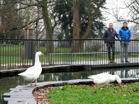 Hans Gloor und Maik Ziegler von der Firma Gersbach, welche die Gänse zum 70-Jahr-Firmenjubiläum gestiftet hat. 
