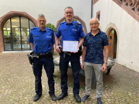 Hansueli Loosli (Leiter Regionalpolizei unteres Fricktal, links) und Stadtrat Walter Jucker (rechts) gratulieren Postenchef Silvan Schaad zur Beförderung.
