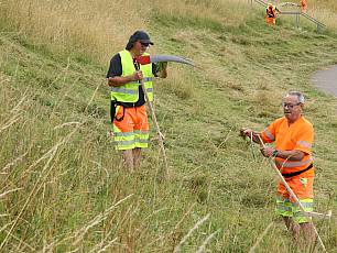 Werkhofmitarbeiter beim mähen