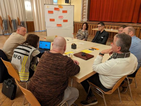 Personen arbeiten zusammen