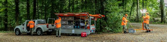 Zugfahrzeug mit Ersteinsatzanhänger