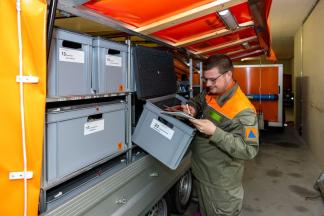 Materialwart bei einer Kontrolle