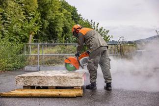 Pionier mit Trennschleifer
