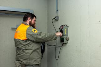 Angehöriger des Zivilschutzes bedient ein Schleusentelefon